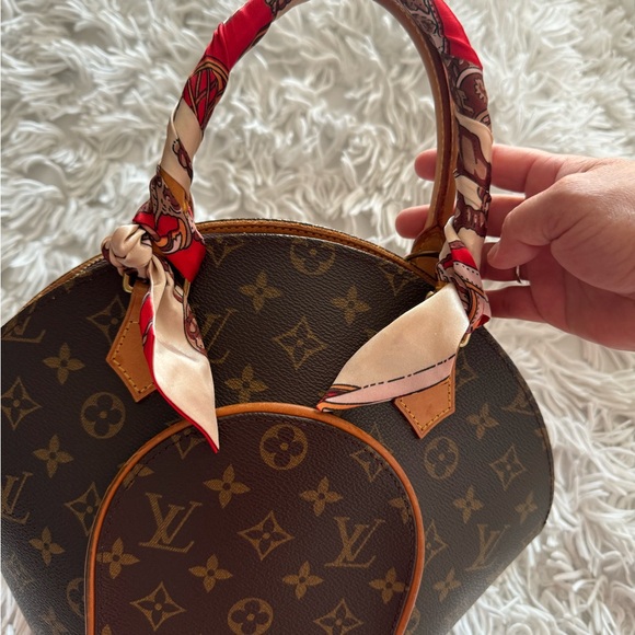 Preloved Ellipse medium size - Picture 2 of 8